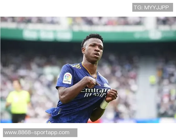 维尼修斯与女友携手米利唐夫妇共度摩纳哥假期心情愉悦庆祝国家德比胜利