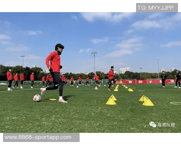 海港队训练照曝光加布里埃尔热情竖大拇指展现团队士气